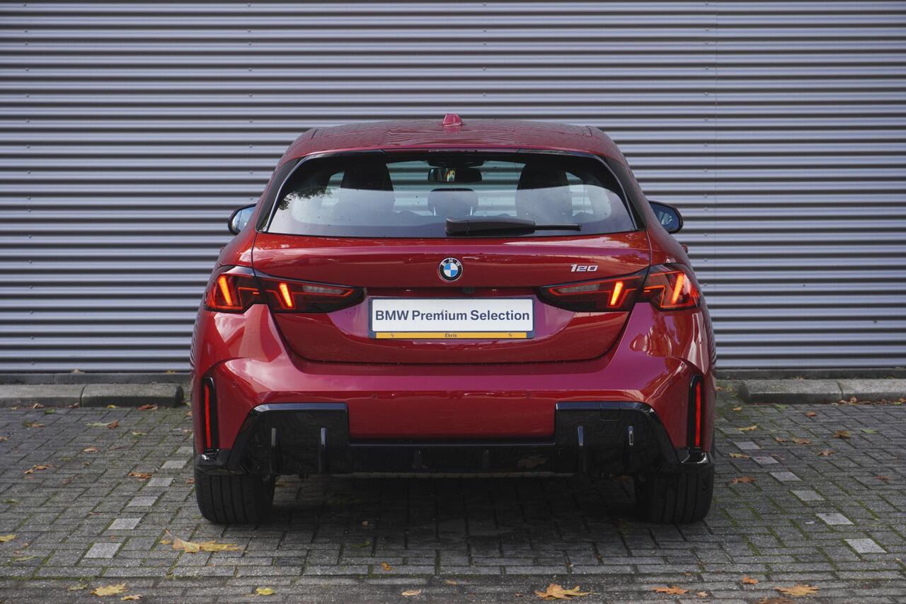 BMW 1-SERIE 120 M Sportpakket | 18 inch LM M Y-spaak | Parking Assistant | M Adaptief onderstel | Elektrisch verwarmde voorstoelen