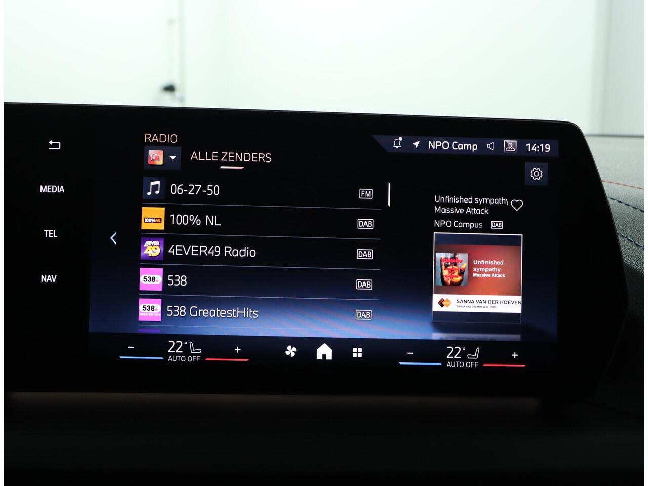 BMW 1-SERIE 120 M Sportpakket Pro | Comfort Access | Panoramadak | Harman-Kardon | M Adaptief onderstel | Adaptieve LED koplampen | Ekris Selection