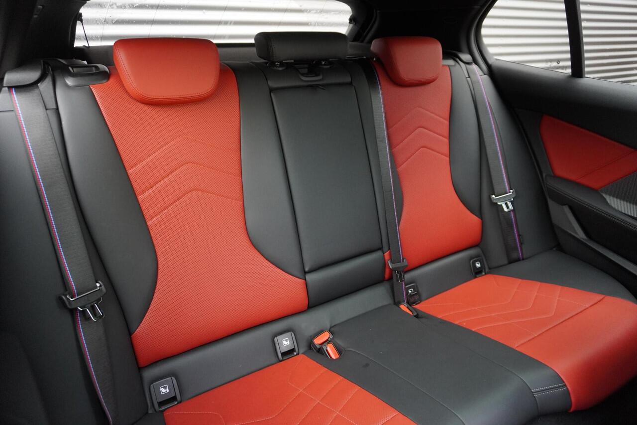 BMW 1-SERIE M135 xDrive M Sportpakket Pro | Glazen Panoramadak | BMW Head-Up Display | Harman-Kardon sound system | Comfort Access | M Adaptief onderstel