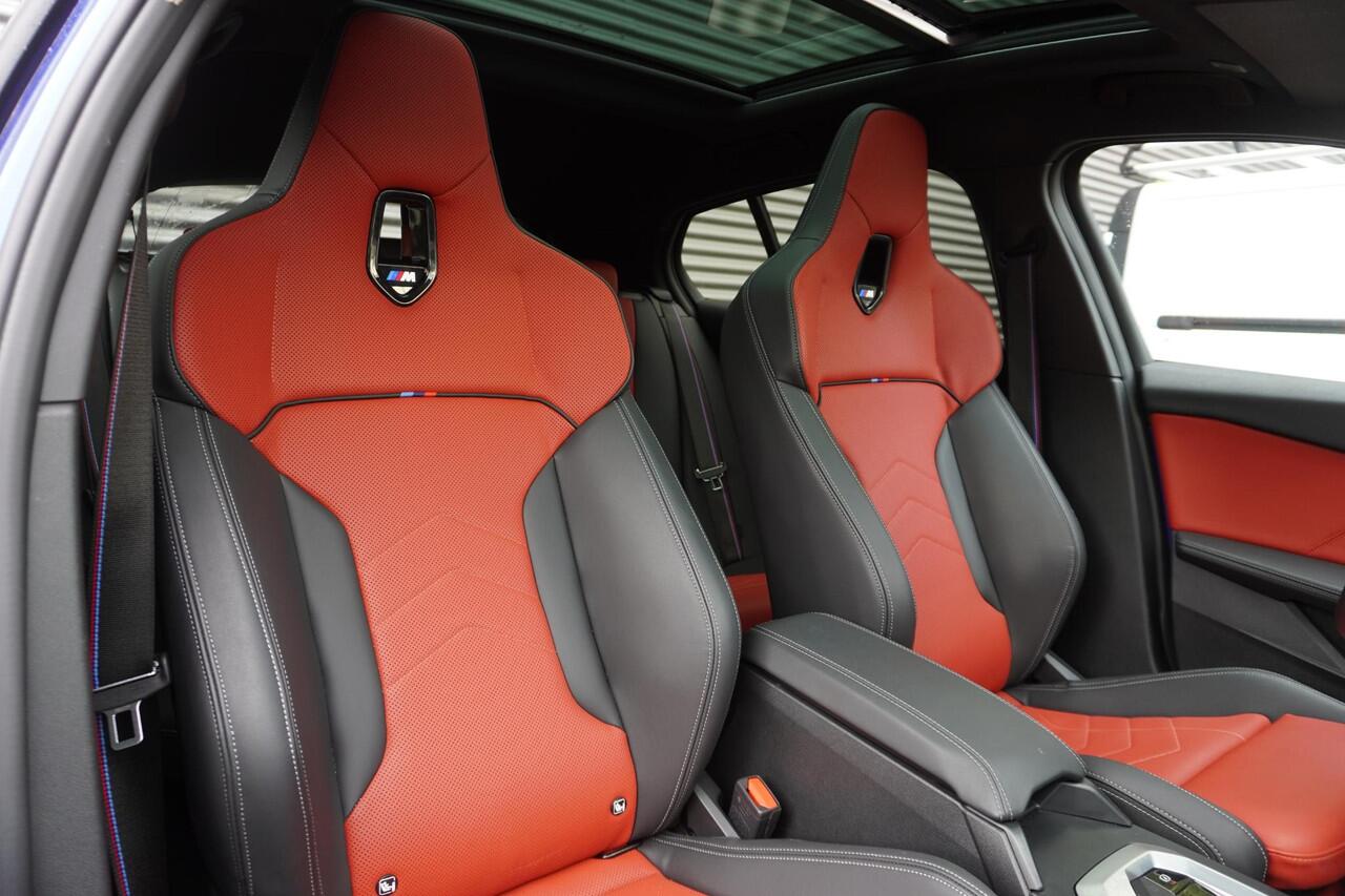 BMW 1-SERIE M135 xDrive M Sportpakket Pro | Glazen Panoramadak | BMW Head-Up Display | Harman-Kardon sound system | Comfort Access | M Adaptief onderstel