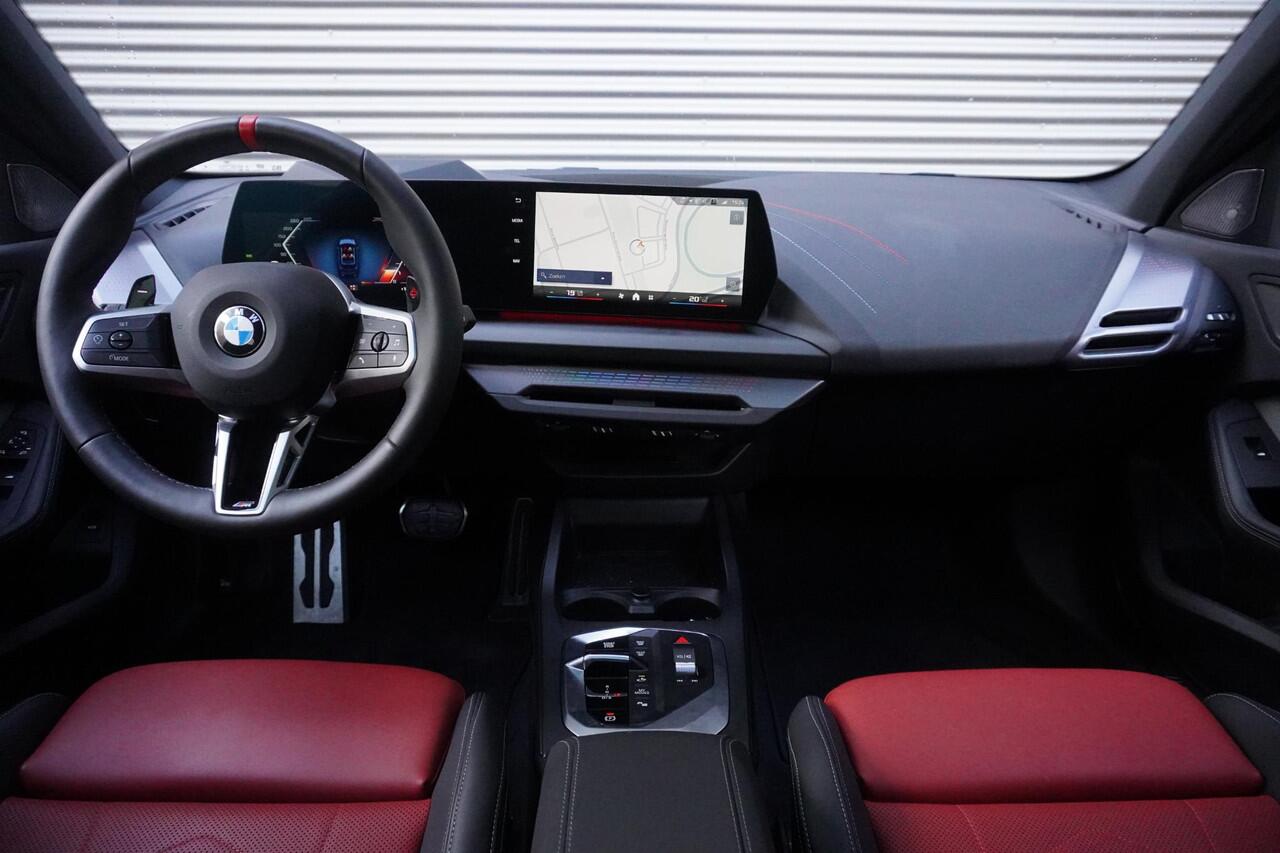 BMW 1-SERIE M135 xDrive M Sportpakket Pro | Glazen Panoramadak | BMW Head-Up Display | Harman-Kardon sound system | Comfort Access | M Adaptief onderstel