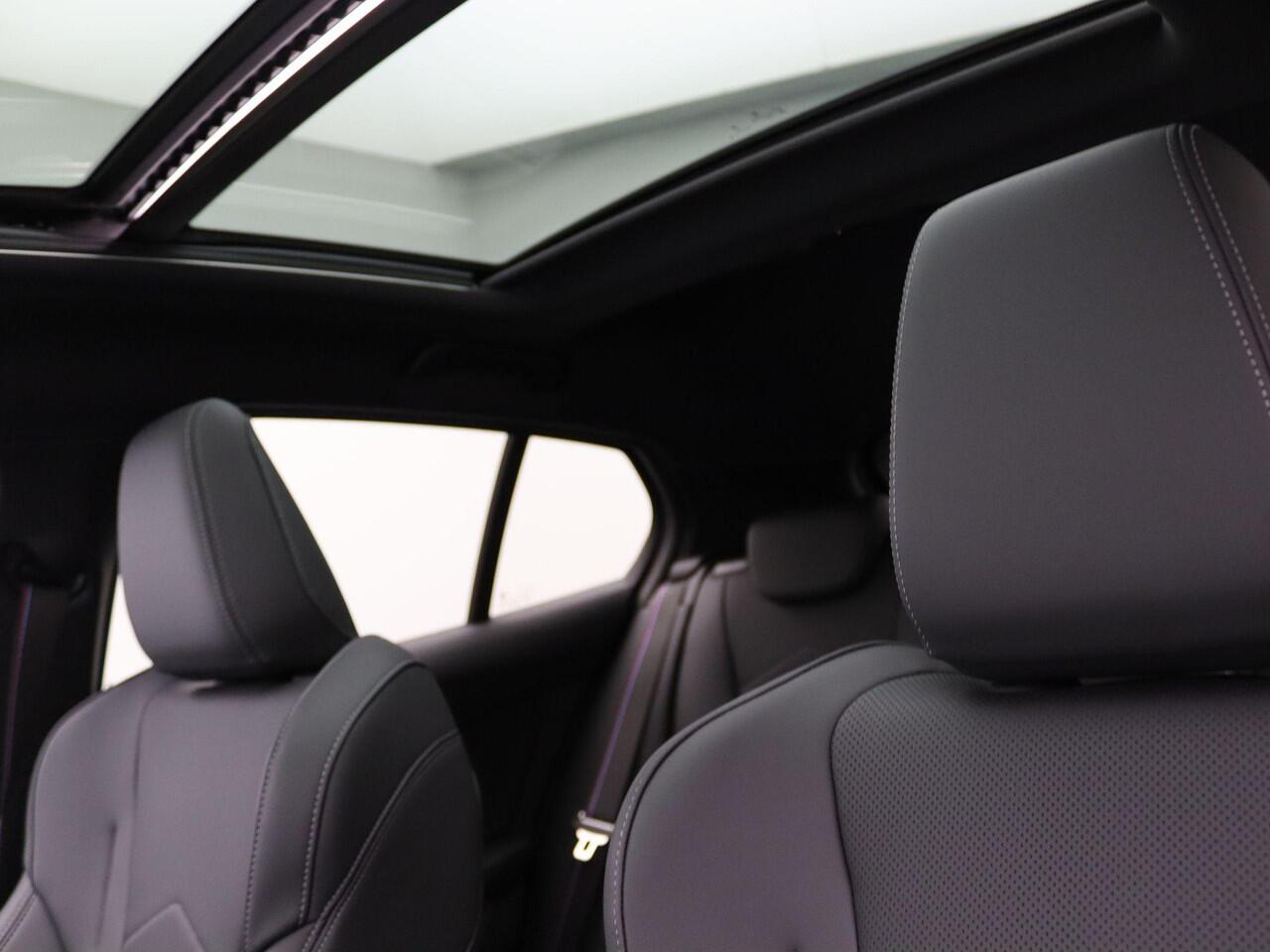 BMW 1-SERIE 120 M Sportpakket Pro | Premium Pack | Stuurwielrand Verwarmd | M Adaptief onderstel | Comfort Access | Panoramadak | Elektrisch Verstelbare Sportstoelen | Driving Assistant Plus | Harman Kardon | 18'' | Ekris Selection