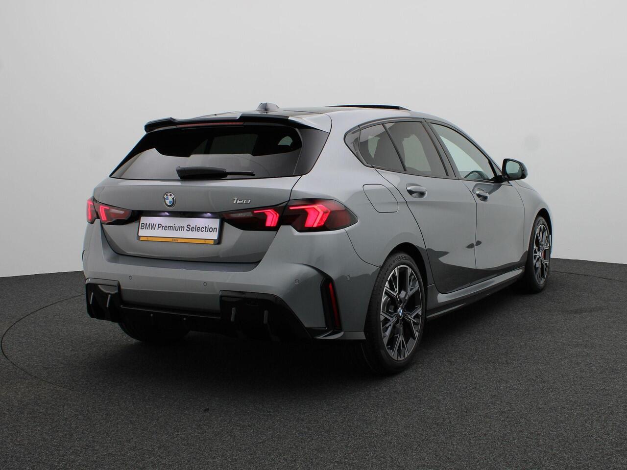 BMW 1-SERIE 120 M Sportpakket Pro | Premium Pack | Stuurwielrand Verwarmd | M Adaptief onderstel | Comfort Access | Panoramadak | Elektrisch Verstelbare Sportstoelen | Driving Assistant Plus | Harman Kardon | 18'' | Ekris Selection