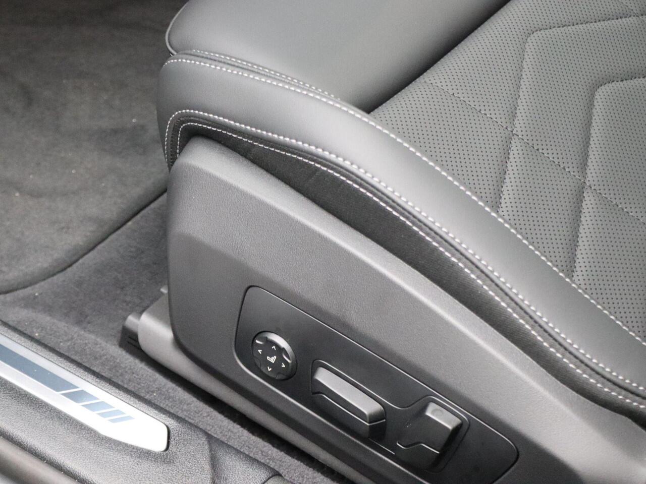 BMW 1-SERIE 120 M Sportpakket Pro | Premium Pack | Stuurwielrand Verwarmd | M Adaptief onderstel | Comfort Access | Panoramadak | Elektrisch Verstelbare Sportstoelen | Driving Assistant Plus | Harman Kardon | 18'' | Ekris Selection