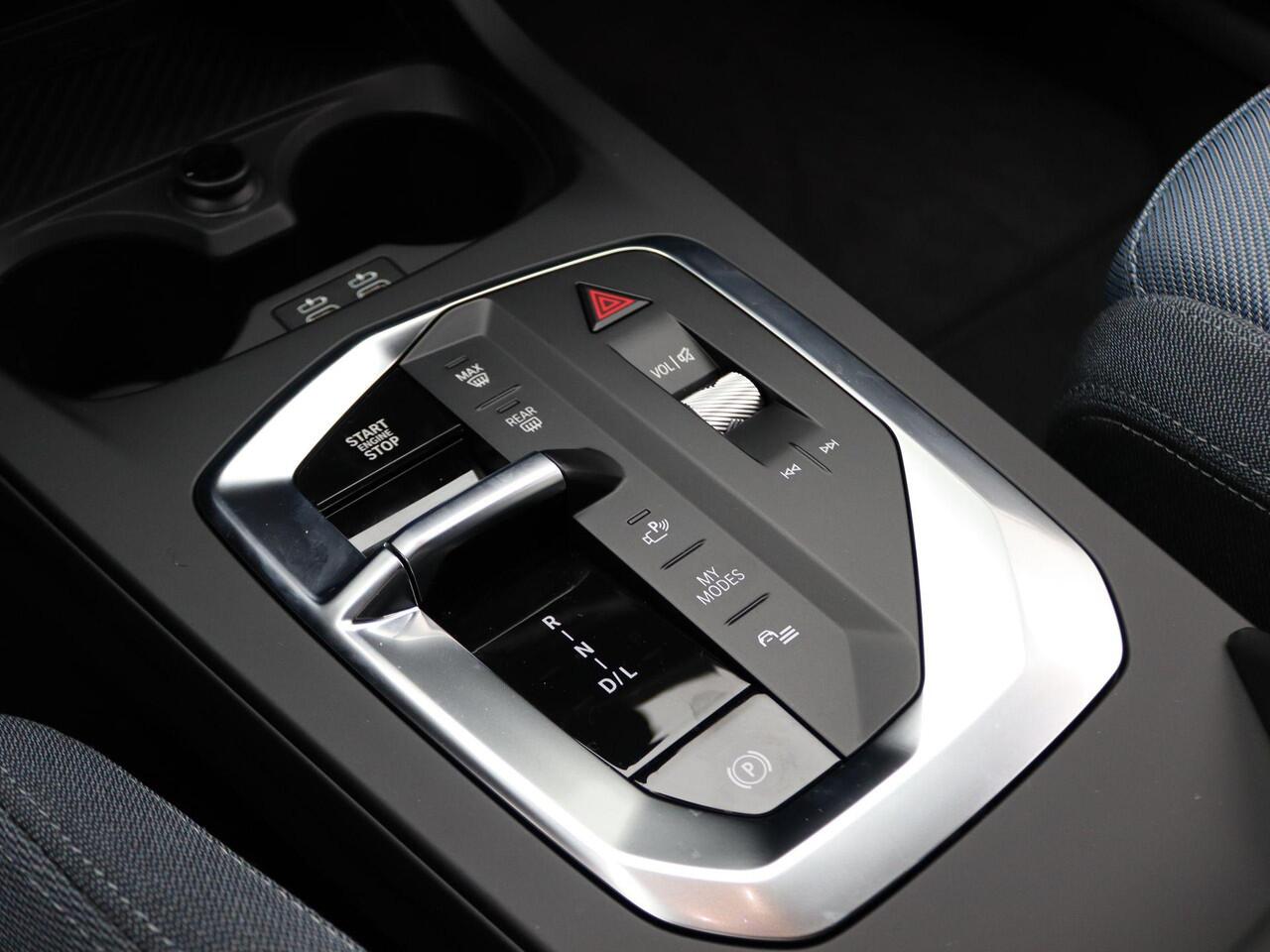 BMW 1-SERIE 120 M Sport Design | Premium Pack | Stuurwielrand Verwarmd | Achteruitrijcamera | Driving Assistant | Parking Assistant | Harman Kardon | 18'' | Ekris Selection