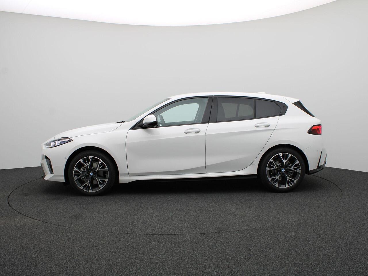 BMW 1-SERIE 120 M Sport Design | Premium Pack | Stuurwielrand Verwarmd | Achteruitrijcamera | Driving Assistant | Parking Assistant | Harman Kardon | 18'' | Ekris Selection