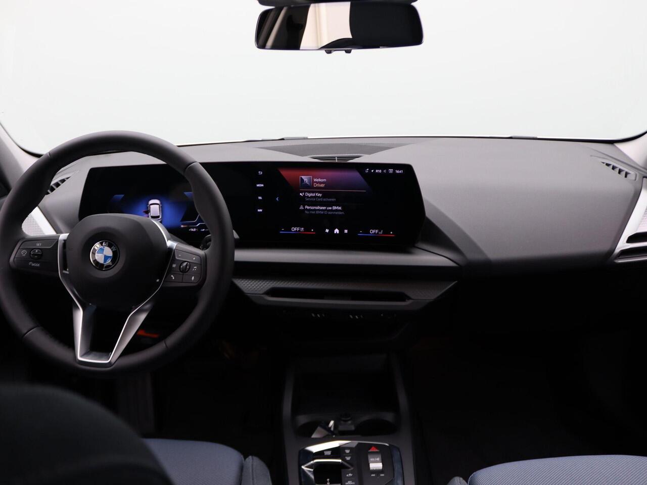 BMW 1-SERIE 120 M Sport Design | Premium Pack | Stuurwielrand Verwarmd | Achteruitrijcamera | Driving Assistant | Parking Assistant | Harman Kardon | 18'' | Ekris Selection