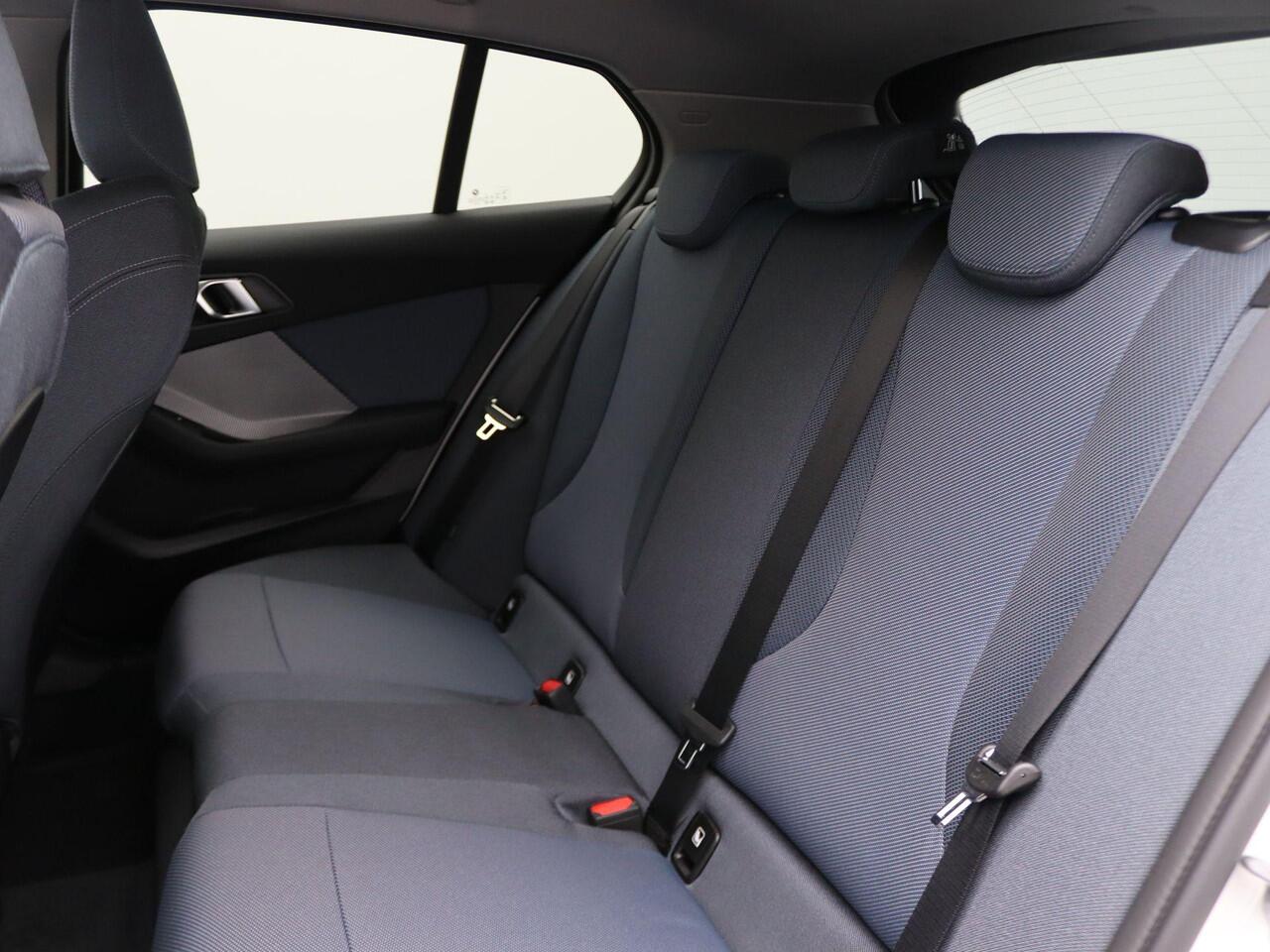 BMW 1-SERIE 120 M Sport Design | Premium Pack | Stuurwielrand Verwarmd | Achteruitrijcamera | Driving Assistant | Parking Assistant | Harman Kardon | 18'' | Ekris Selection