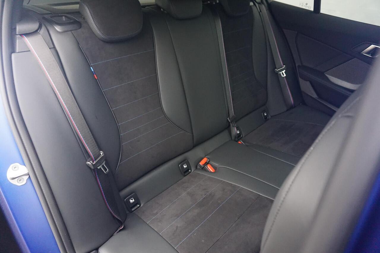 BMW 1-SERIE 123 xDrive M Sport Pro | Panoramadak / Head-up / Harman Kardon / Elektrische Stoelen met geheugen / Rondomzicht camera / Cruise control adaptief / Ekris Selection