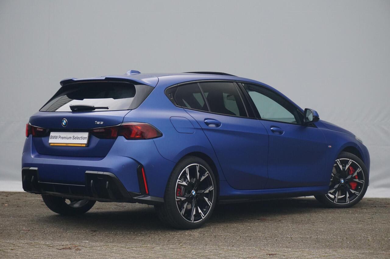 BMW 1-SERIE 123 xDrive M Sport Pro | Panoramadak / Head-up / Harman Kardon / Elektrische Stoelen met geheugen / Rondomzicht camera / Cruise control adaptief / Ekris Selection