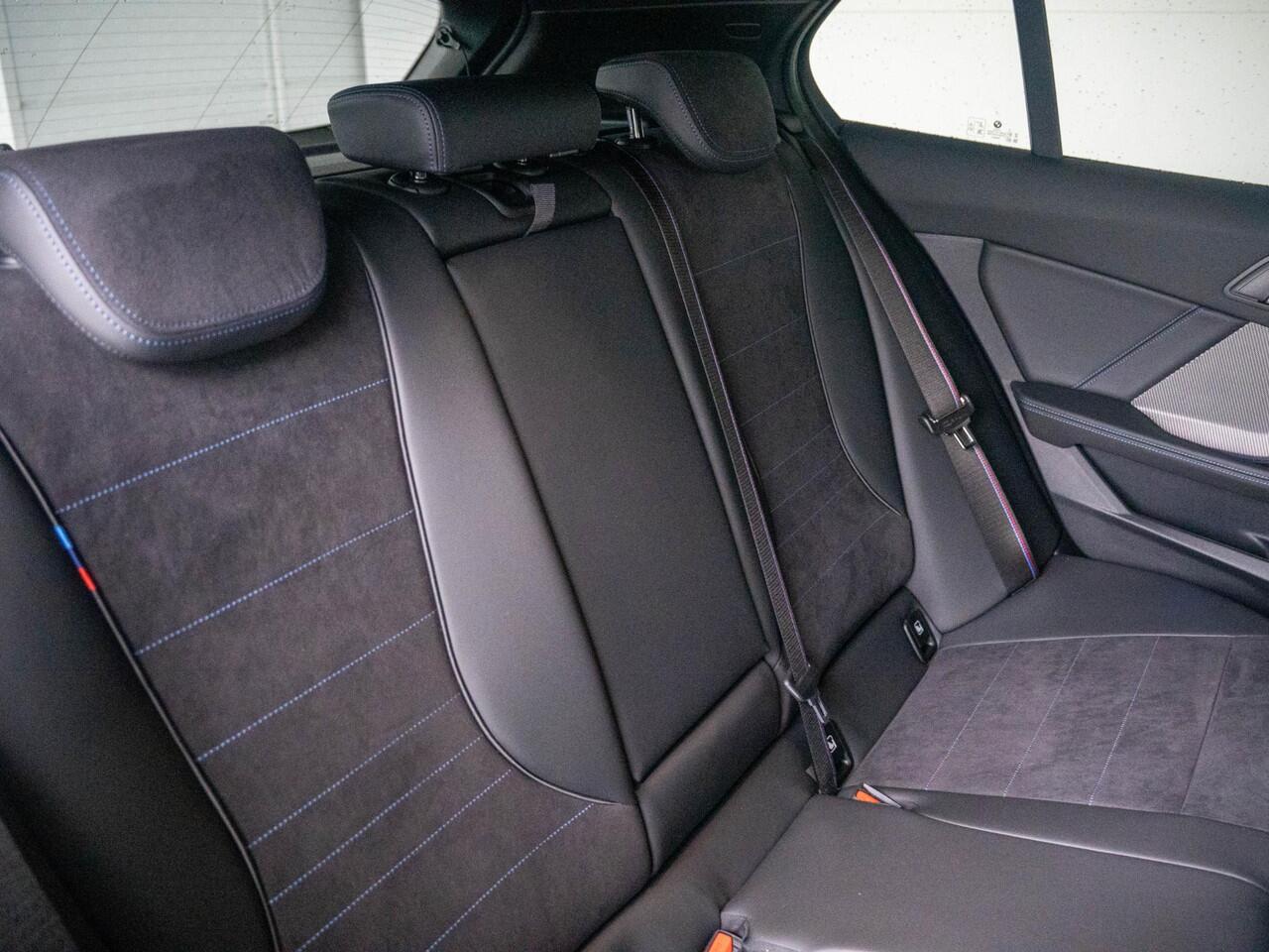 BMW 1-SERIE 120 | M Sportpakket Pro | Premium Pack | Harman-Kardon | Verwarmd Stuurwiel | Comfort Access | Achteruitrijcamera | Panoramadak | Stoelverwarming | 18'' | Ekris Selection