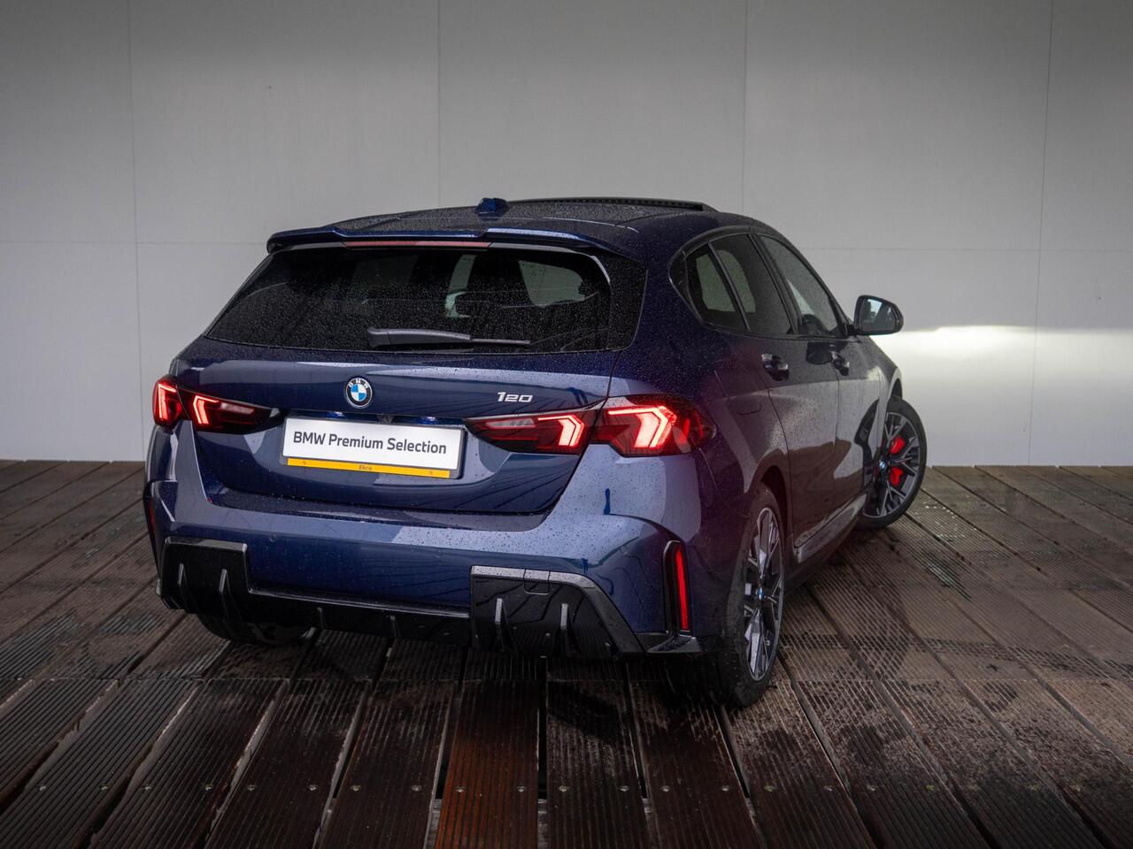 BMW 1-SERIE 120 | M Sportpakket Pro | Premium Pack | Harman-Kardon | Verwarmd Stuurwiel | Comfort Access | Achteruitrijcamera | Panoramadak | Stoelverwarming | 18'' | Ekris Selection