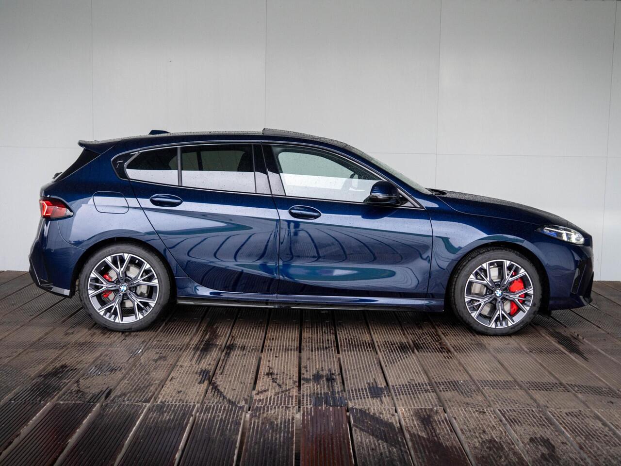 BMW 1-SERIE 120 | M Sportpakket Pro | Premium Pack | Harman-Kardon | Verwarmd Stuurwiel | Comfort Access | Achteruitrijcamera | Panoramadak | Stoelverwarming | 18'' | Ekris Selection