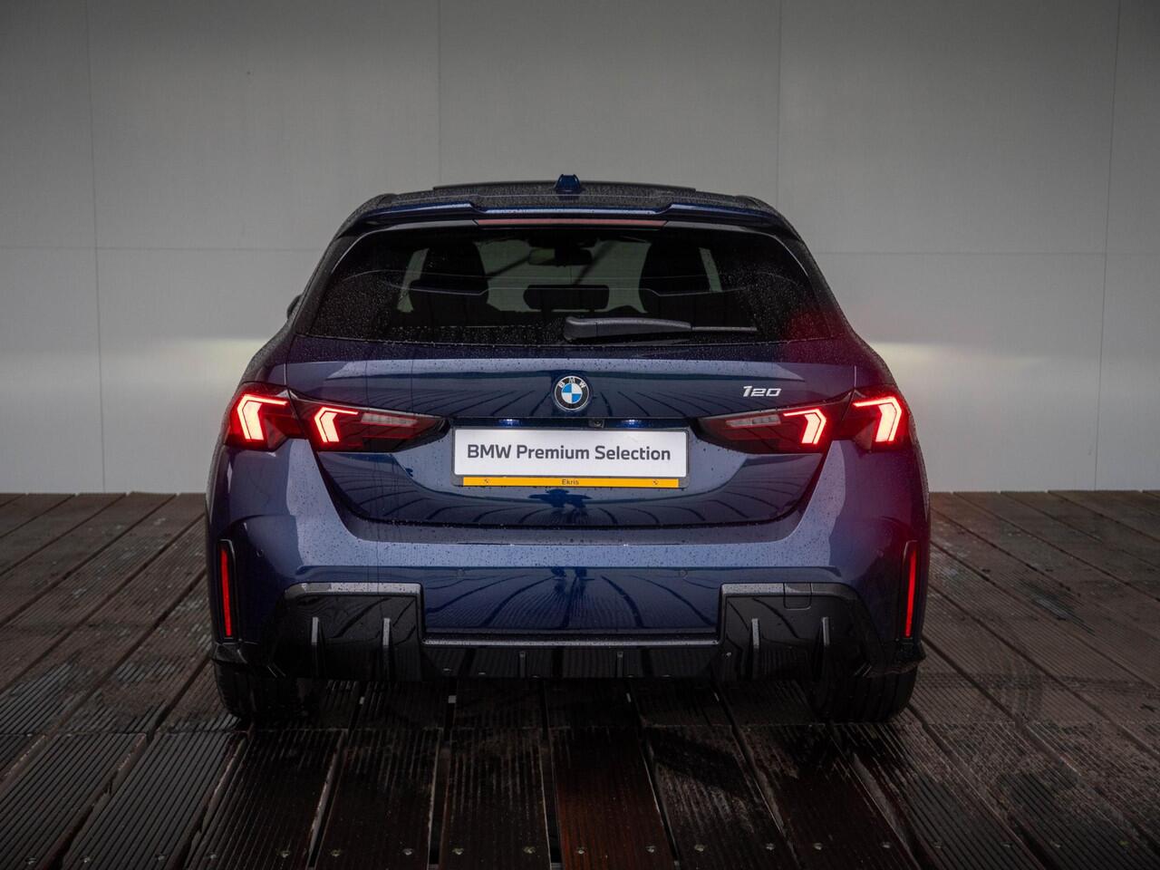 BMW 1-SERIE 120 | M Sportpakket Pro | Premium Pack | Harman-Kardon | Verwarmd Stuurwiel | Comfort Access | Achteruitrijcamera | Panoramadak | Stoelverwarming | 18'' | Ekris Selection