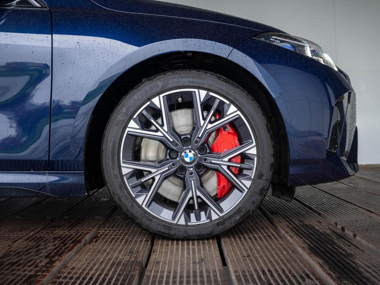 BMW 1-SERIE 120 | M Sportpakket Pro | Premium Pack | Harman-Kardon | Verwarmd Stuurwiel | Comfort Access | Achteruitrijcamera | Panoramadak | Stoelverwarming | 18'' | Ekris Selection