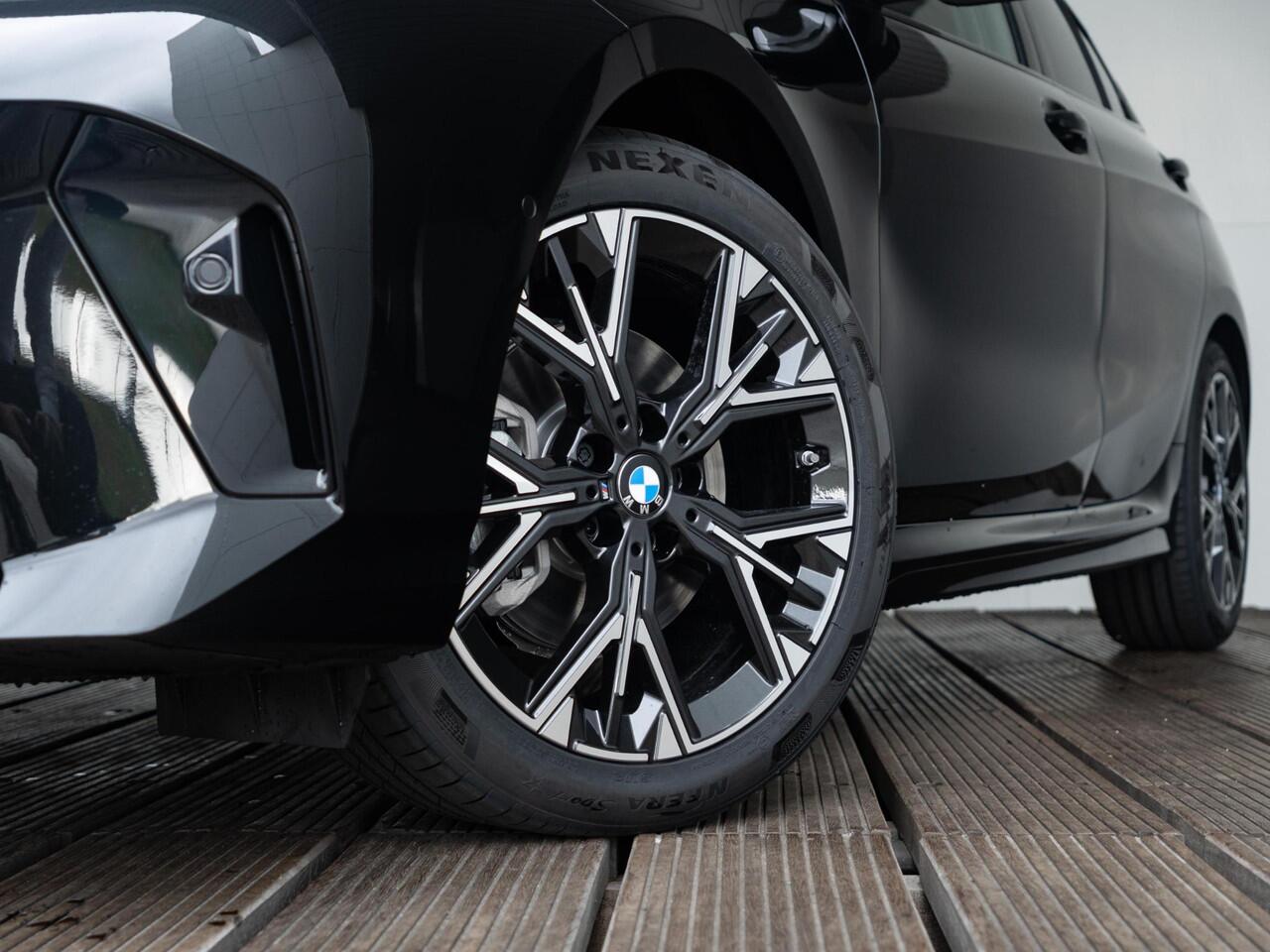 BMW 1-SERIE 120 | M Sportpakket | Verwarmd Stuurwiel | Panoramadak | Achteruitrijcamera | Stoelverwarming | Harman-Kardon | 18'' | Ekris Selection