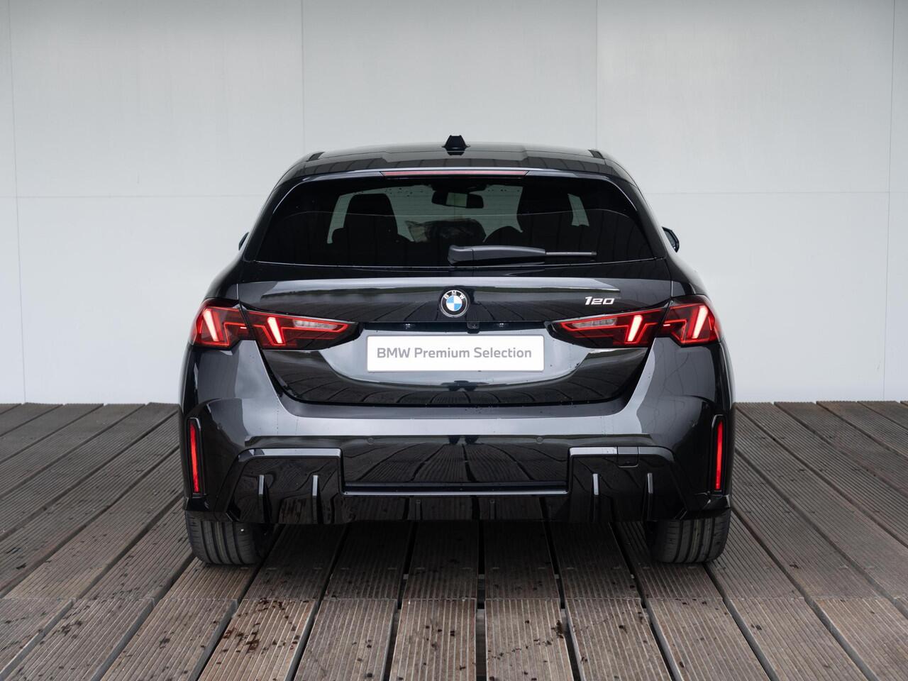 BMW 1-SERIE 120 | M Sportpakket | Verwarmd Stuurwiel | Panoramadak | Achteruitrijcamera | Stoelverwarming | Harman-Kardon | 18'' | Ekris Selection