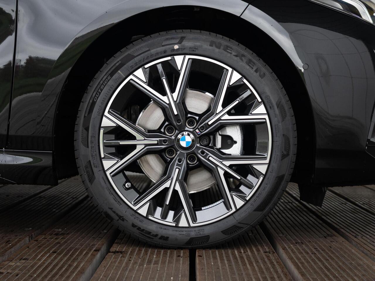 BMW 1-SERIE 120 | M Sportpakket | Verwarmd Stuurwiel | Panoramadak | Achteruitrijcamera | Stoelverwarming | Harman-Kardon | 18'' | Ekris Selection