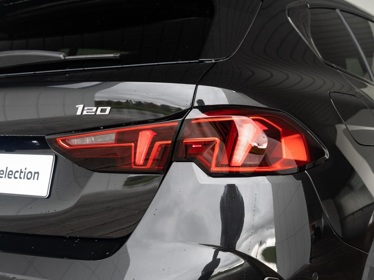 BMW 1-SERIE 120 | M Sportpakket | Verwarmd Stuurwiel | Panoramadak | Achteruitrijcamera | Stoelverwarming | Harman-Kardon | 18'' | Ekris Selection