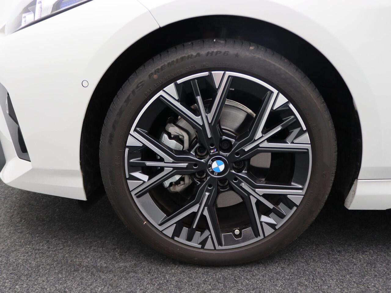 BMW 1-SERIE 120 M Sportpakket | Premium Pack | Achteruitrijcamera | Driving Assistant | Parking Assistant | 18'' | Ekris Selection