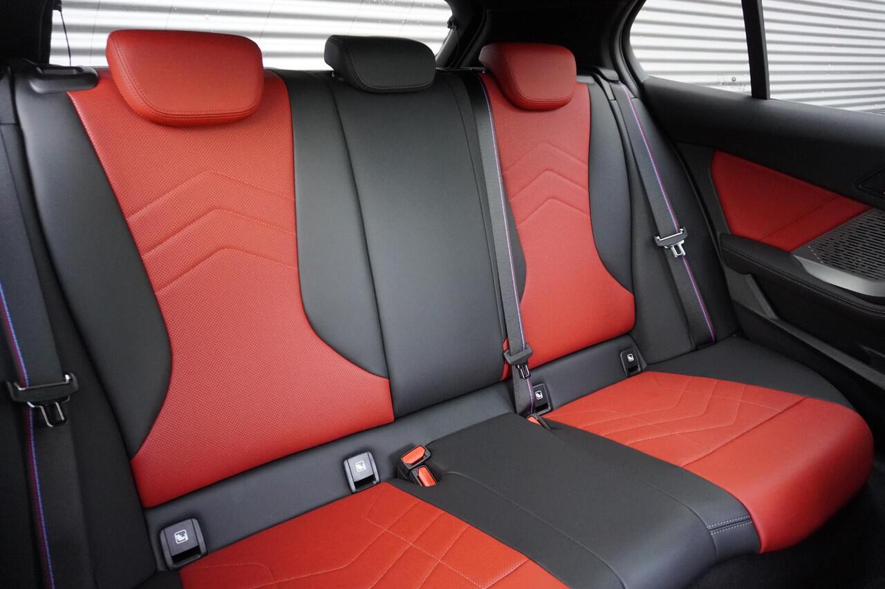 BMW 1-SERIE 5-deurs 120 M Sportpakket Pro | Panoramadak elektrisch | Driving Assistant | Head-Up Display | Adaptief M-onderstel | Ekris Selection