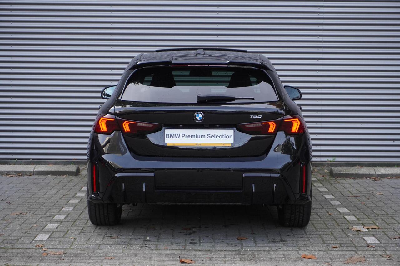 BMW 1-SERIE 5-deurs 120 M Sportpakket Pro | Panoramadak elektrisch | Driving Assistant | Head-Up Display | Adaptief M-onderstel | Ekris Selection