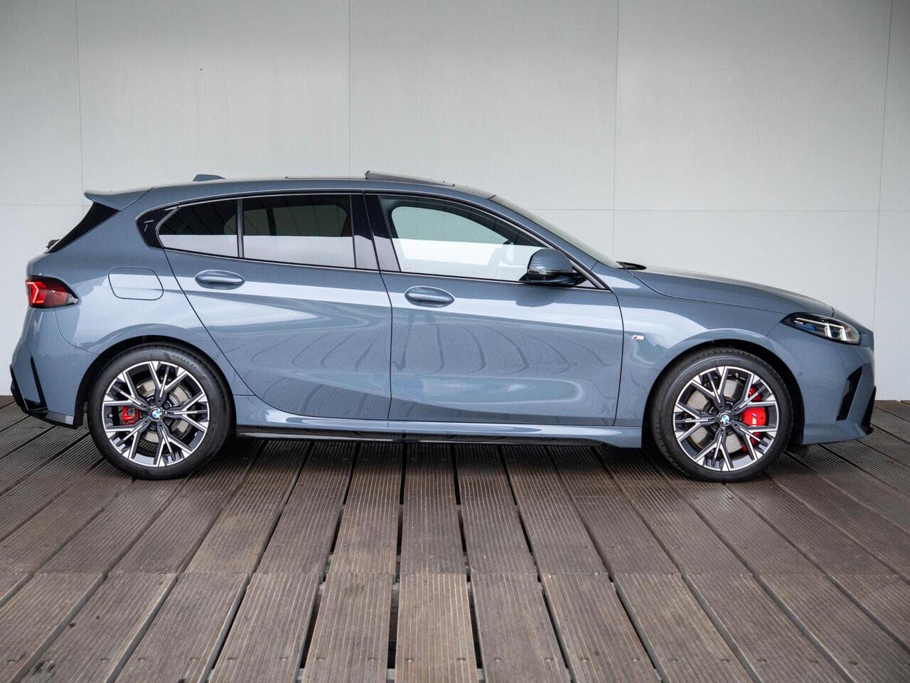 BMW 1-SERIE 120 | M Sportpakket Pro | Innovation Pack | Verwarmd Stuurwiel | Comfort Access | Panoramadak | Head-Up Display | 18''