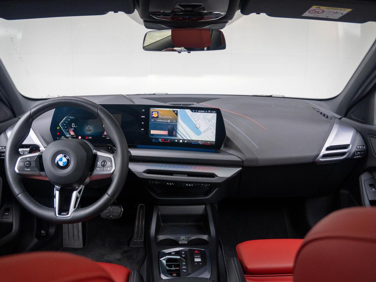 BMW 1-SERIE 120 | M Sportpakket Pro | Innovation Pack | Verwarmd Stuurwiel | Comfort Access | Panoramadak | Head-Up Display | 18''