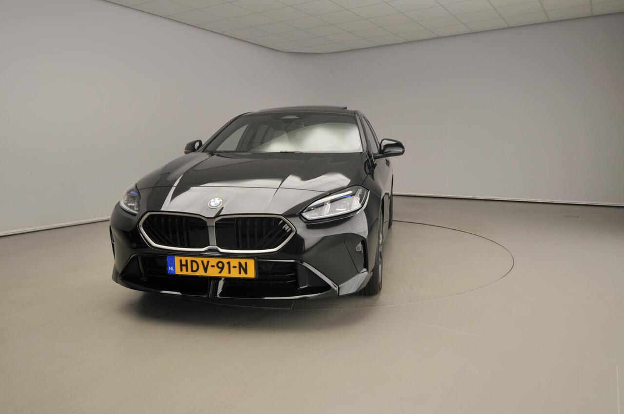BMW 1-SERIE 120 | M-Sportpakket | LED | Leder | Navigatie | Active cruise | Schuifdak | Keyles go | DAB | Harman-kardon sound | Alu 18 inch