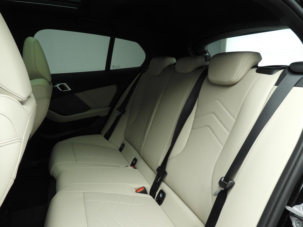 BMW 1-SERIE 120 | M-Sportpakket | LED | Leder | Navigatie | Active cruise | Schuifdak | Keyles go | DAB | Harman-kardon sound | Alu 18 inch