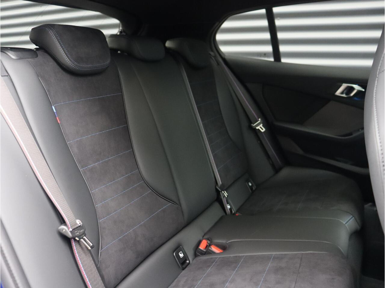 BMW 1-SERIE 5-deurs 120 | M Sportpakket Pro | Premium Pack | Panodak | Harman Kardon | Driving Assistant Plus | Elektr. Achterklep | Comfort Access | 19'' LMV | Ekris Selection