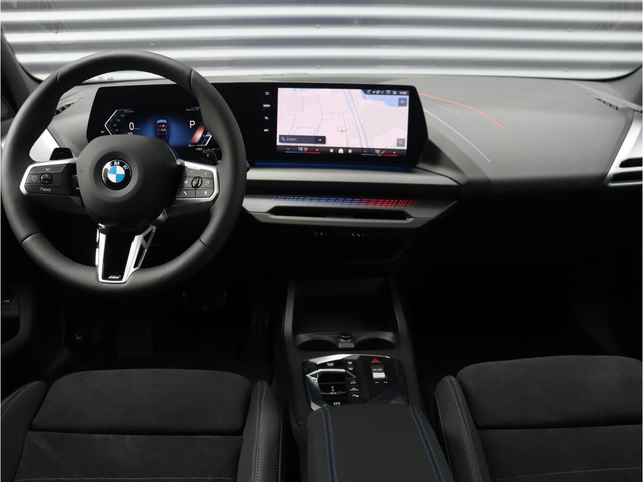 BMW 1-SERIE 5-deurs 120 | M Sportpakket Pro | Premium Pack | Panodak | Harman Kardon | Driving Assistant Plus | Elektr. Achterklep | Comfort Access | 19'' LMV | Ekris Selection