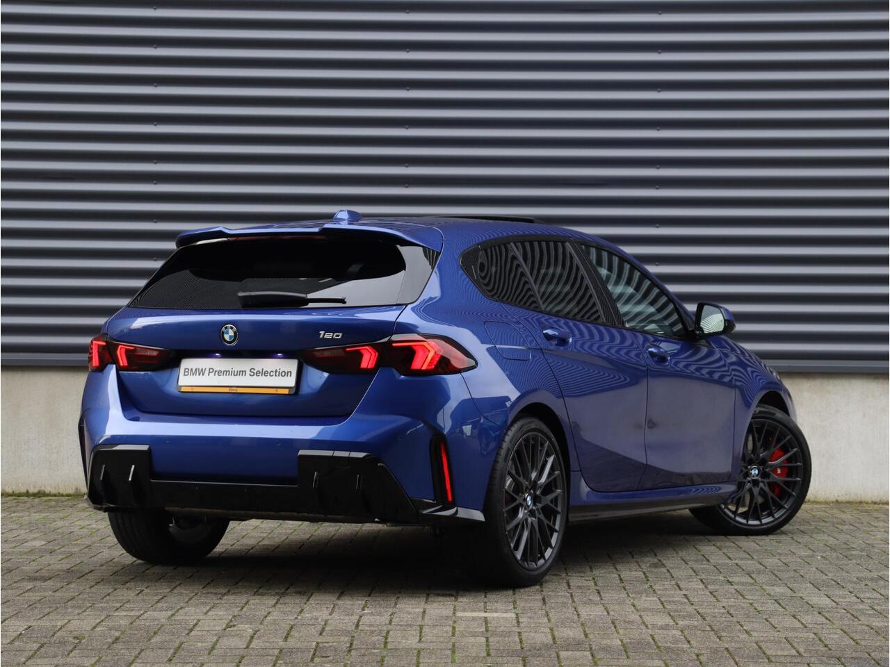 BMW 1-SERIE 5-deurs 120 | M Sportpakket Pro | Premium Pack | Panodak | Harman Kardon | Driving Assistant Plus | Elektr. Achterklep | Comfort Access | 19'' LMV | Ekris Selection