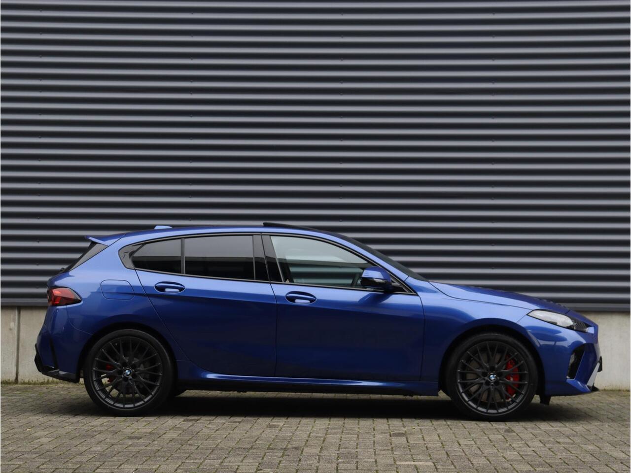 BMW 1-SERIE 5-deurs 120 | M Sportpakket Pro | Premium Pack | Panodak | Harman Kardon | Driving Assistant Plus | Elektr. Achterklep | Comfort Access | 19'' LMV | Ekris Selection