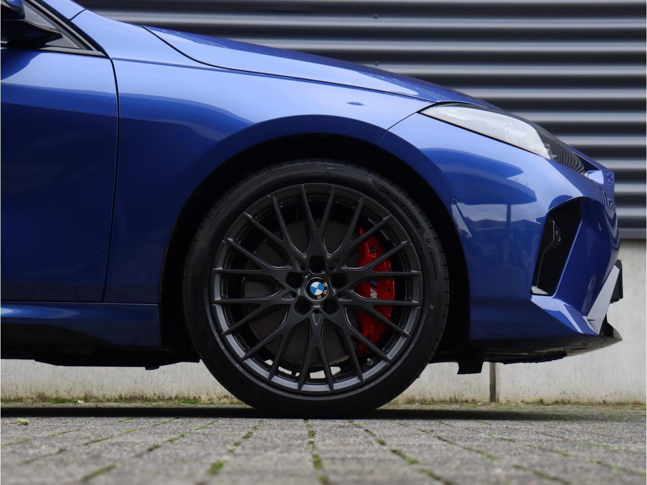 BMW 1-SERIE 5-deurs 120 | M Sportpakket Pro | Premium Pack | Panodak | Harman Kardon | Driving Assistant Plus | Elektr. Achterklep | Comfort Access | 19'' LMV | Ekris Selection