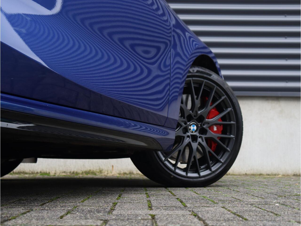 BMW 1-SERIE 5-deurs 120 | M Sportpakket Pro | Premium Pack | Panodak | Harman Kardon | Driving Assistant Plus | Elektr. Achterklep | Comfort Access | 19'' LMV | Ekris Selection