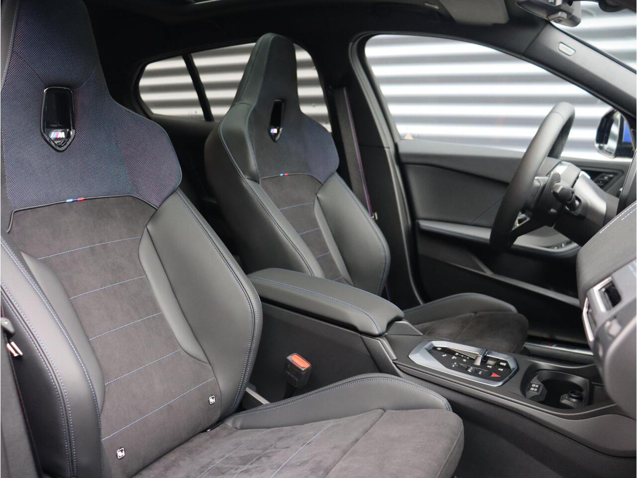 BMW 1-SERIE 5-deurs 120 | M Sportpakket Pro | Premium Pack | Panodak | Harman Kardon | Driving Assistant Plus | Elektr. Achterklep | Comfort Access | 19'' LMV | Ekris Selection