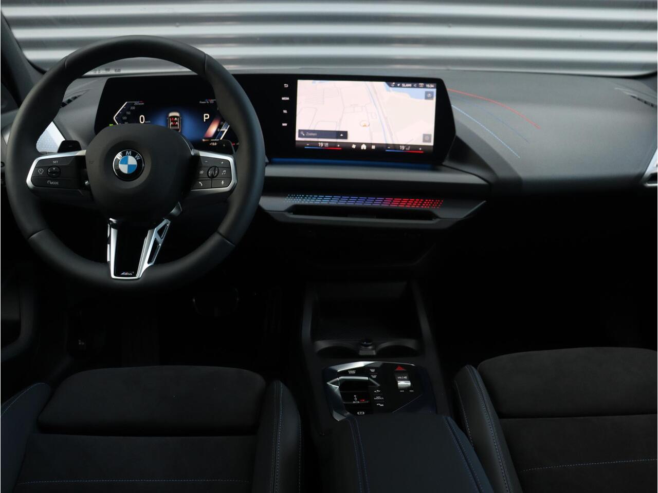 BMW 1-SERIE 5-deurs 120 | M Sportpakket Pro | Premium Pack | Panodak | Getint Glas | Comfort Access | Verwarmd Stuurwiel | Camera | 18'' LMV | Ekris Selection