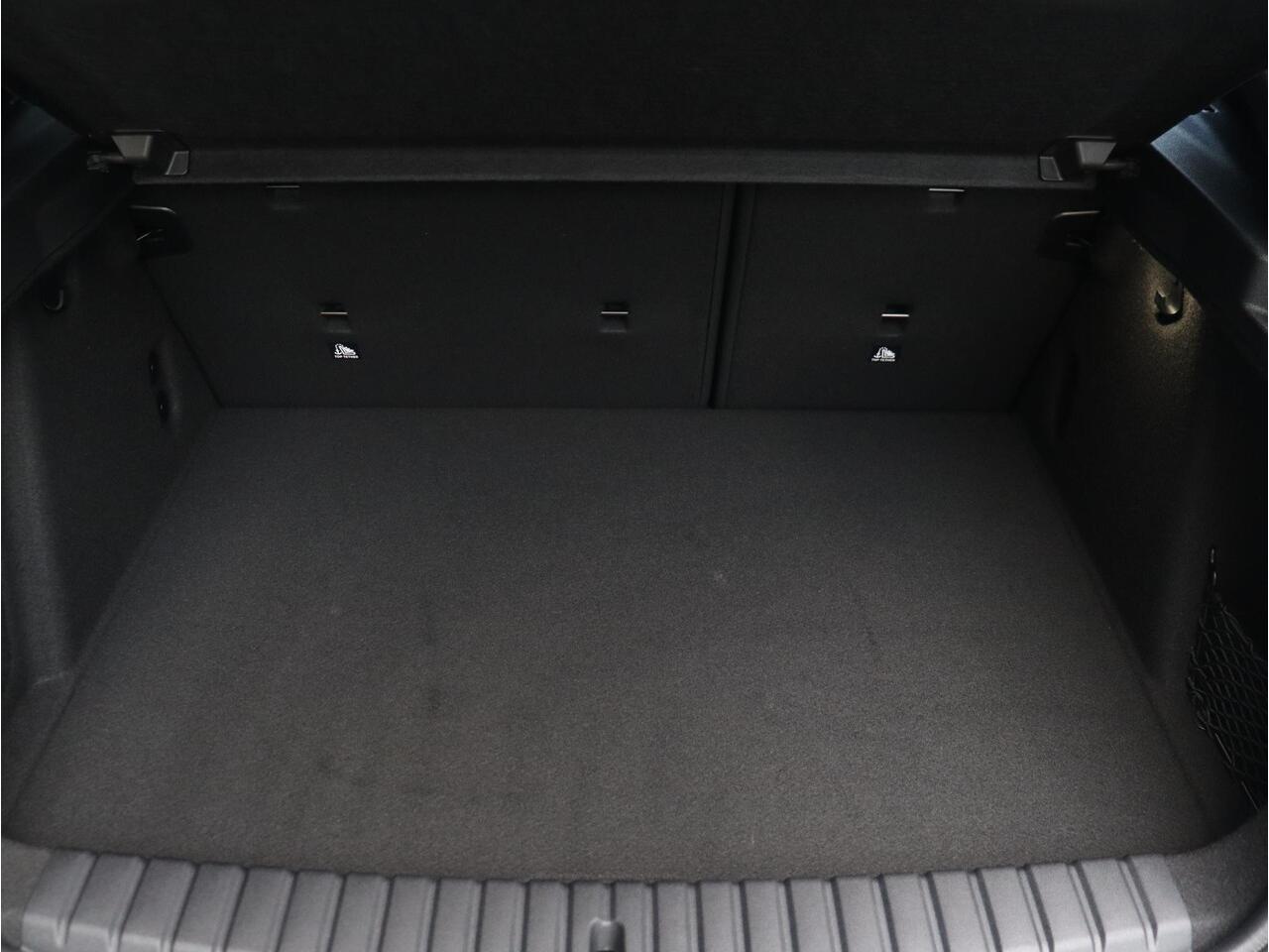 BMW 1-SERIE 5-deurs 120 | M Sportpakket Pro | Premium Pack | Panodak | Getint Glas | Comfort Access | Verwarmd Stuurwiel | Camera | 18'' LMV | Ekris Selection