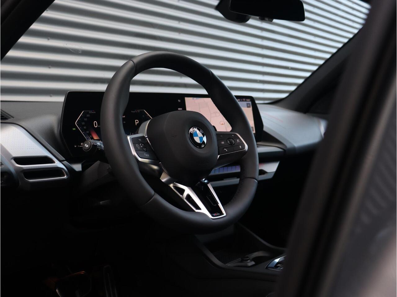 BMW 1-SERIE 5-deurs 120 | M Sportpakket Pro | Premium Pack | Panodak | Getint Glas | Comfort Access | Verwarmd Stuurwiel | Camera | 18'' LMV | Ekris Selection