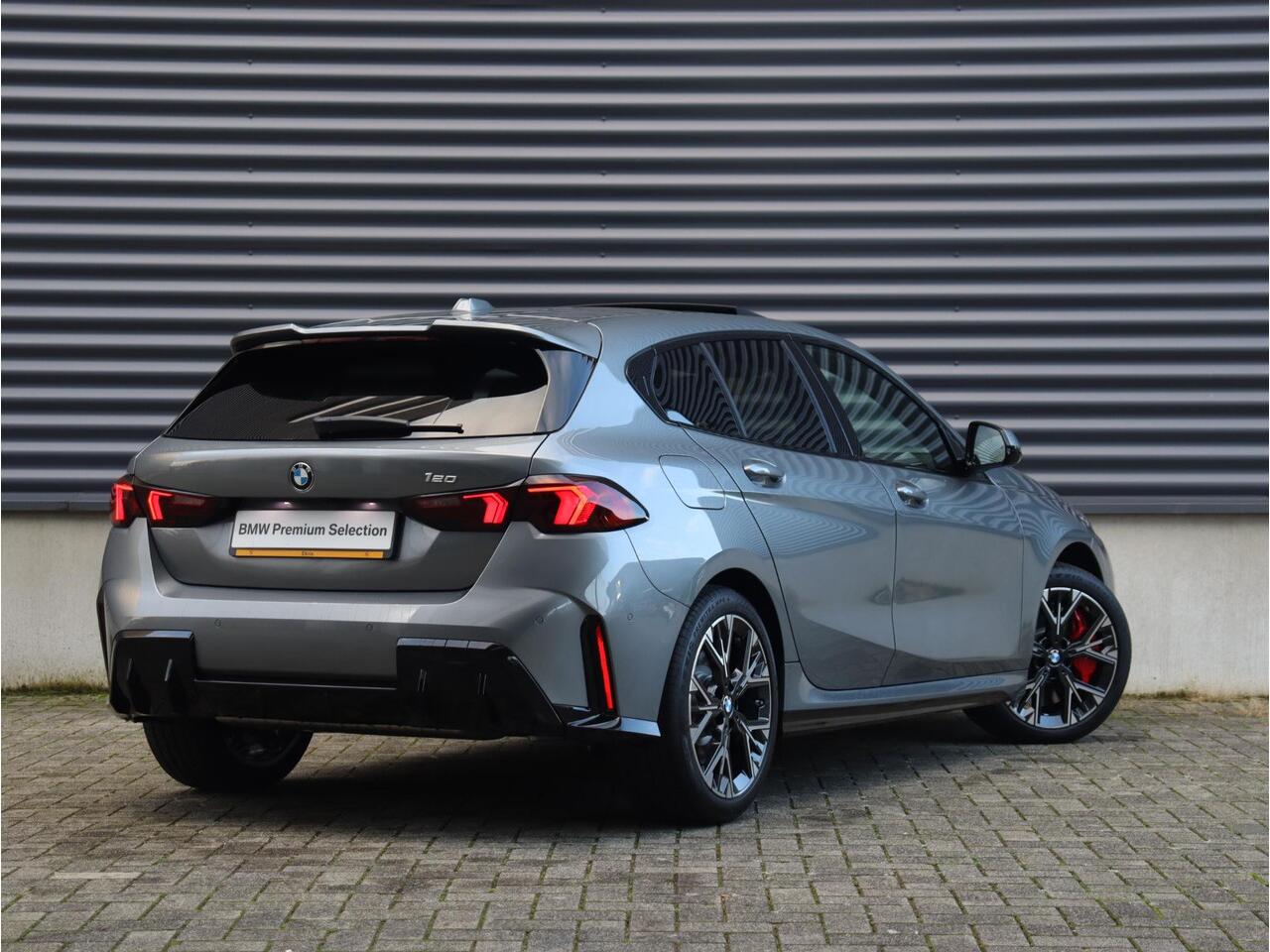 BMW 1-SERIE 5-deurs 120 | M Sportpakket Pro | Premium Pack | Panodak | Getint Glas | Comfort Access | Verwarmd Stuurwiel | Camera | 18'' LMV | Ekris Selection