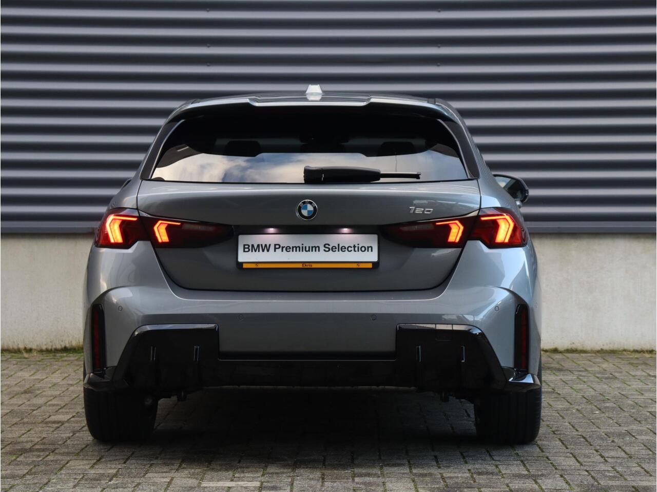 BMW 1-SERIE 5-deurs 120 | M Sportpakket Pro | Premium Pack | Panodak | Getint Glas | Comfort Access | Verwarmd Stuurwiel | Camera | 18'' LMV | Ekris Selection