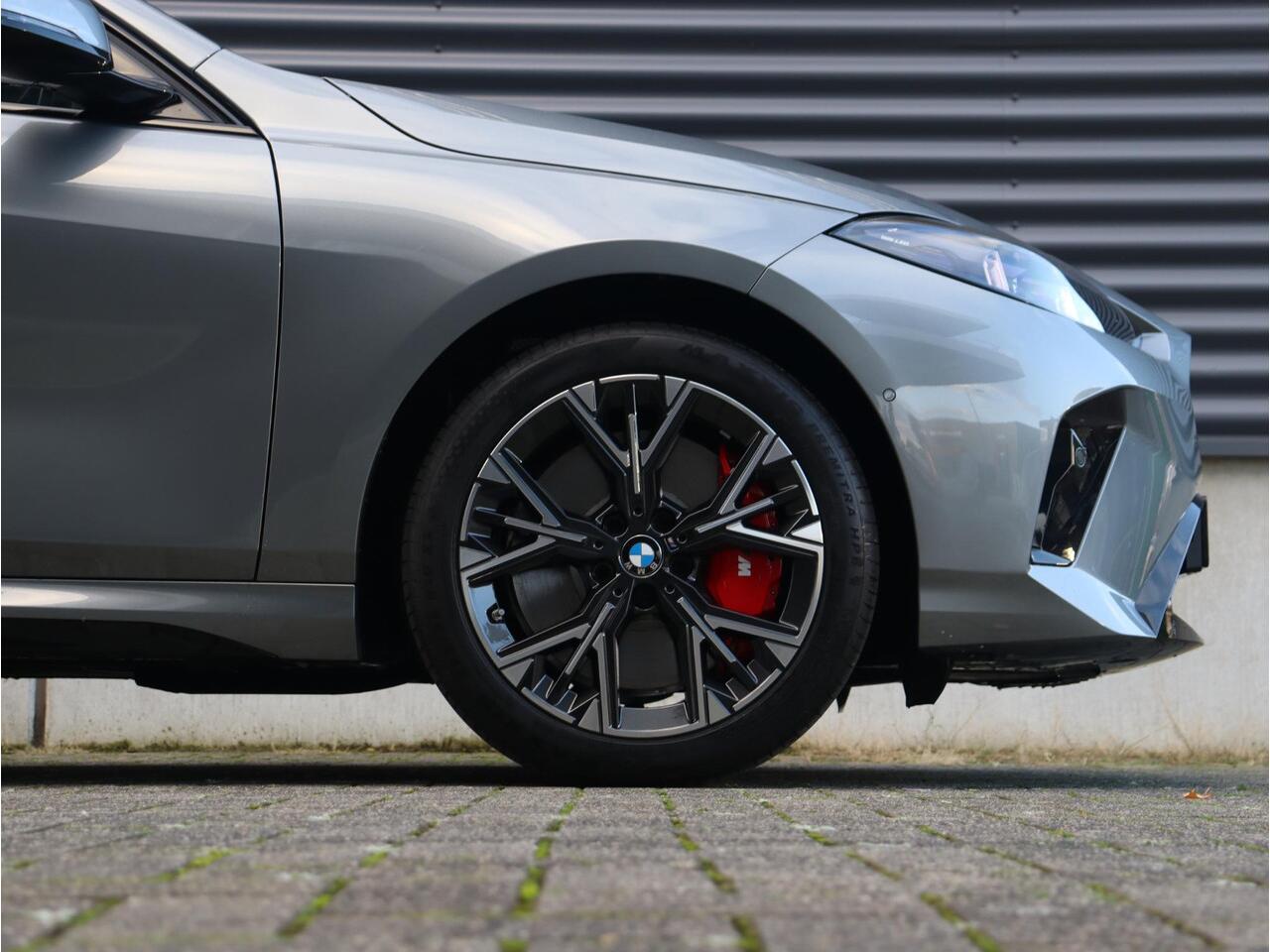 BMW 1-SERIE 5-deurs 120 | M Sportpakket Pro | Premium Pack | Panodak | Getint Glas | Comfort Access | Verwarmd Stuurwiel | Camera | 18'' LMV | Ekris Selection