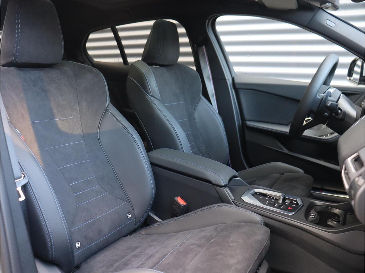 BMW 1-SERIE 5-deurs 120 | M Sportpakket Pro | Premium Pack | Panodak | Getint Glas | Comfort Access | Verwarmd Stuurwiel | Camera | 18'' LMV | Ekris Selection