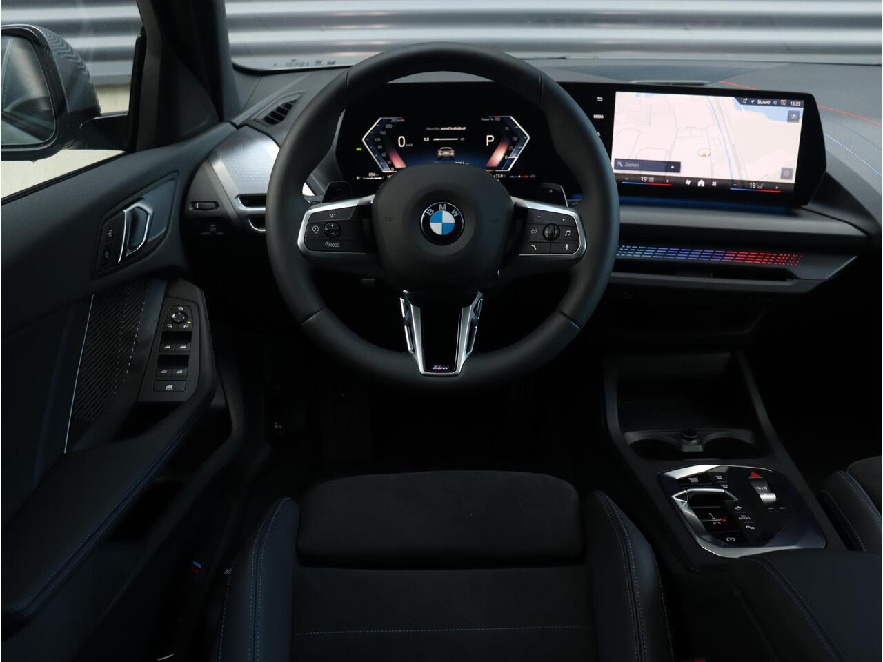 BMW 1-SERIE 5-deurs 120 | M Sportpakket Pro | Premium Pack | Panodak | Getint Glas | Comfort Access | Verwarmd Stuurwiel | Camera | 18'' LMV | Ekris Selection