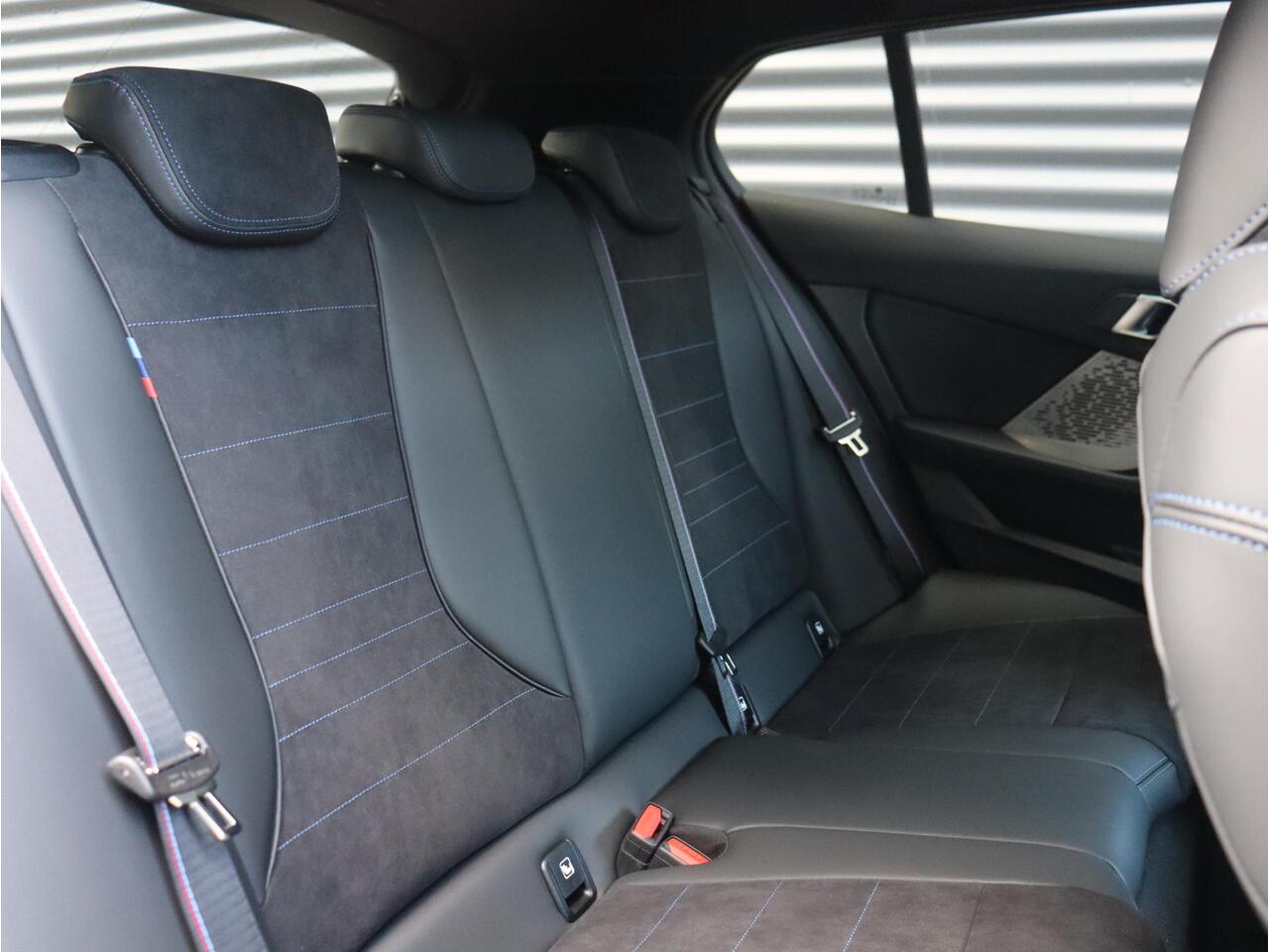 BMW 1-SERIE 5-deurs 120 | M Sportpakket Pro | Premium Pack | Panodak | Getint Glas | Comfort Access | Verwarmd Stuurwiel | Camera | 18'' LMV | Ekris Selection