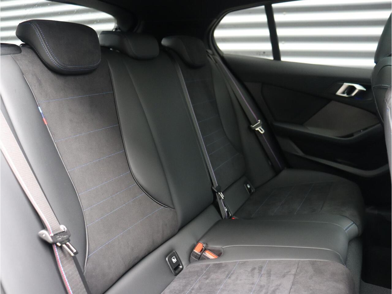 BMW 1-SERIE 120 | M Sportpakket Pro | Panodak | Harman Kardon | Driving Assistant | Achteruitrijcamera | Comfort Access | 19'' LMV | Ekris Selection