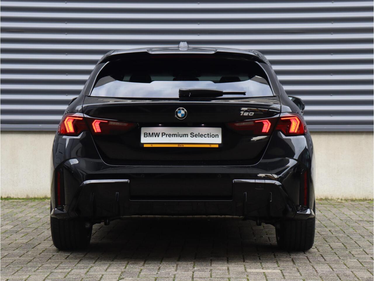 BMW 1-SERIE 120 | M Sportpakket Pro | Panodak | Harman Kardon | Driving Assistant | Achteruitrijcamera | Comfort Access | 19'' LMV | Ekris Selection