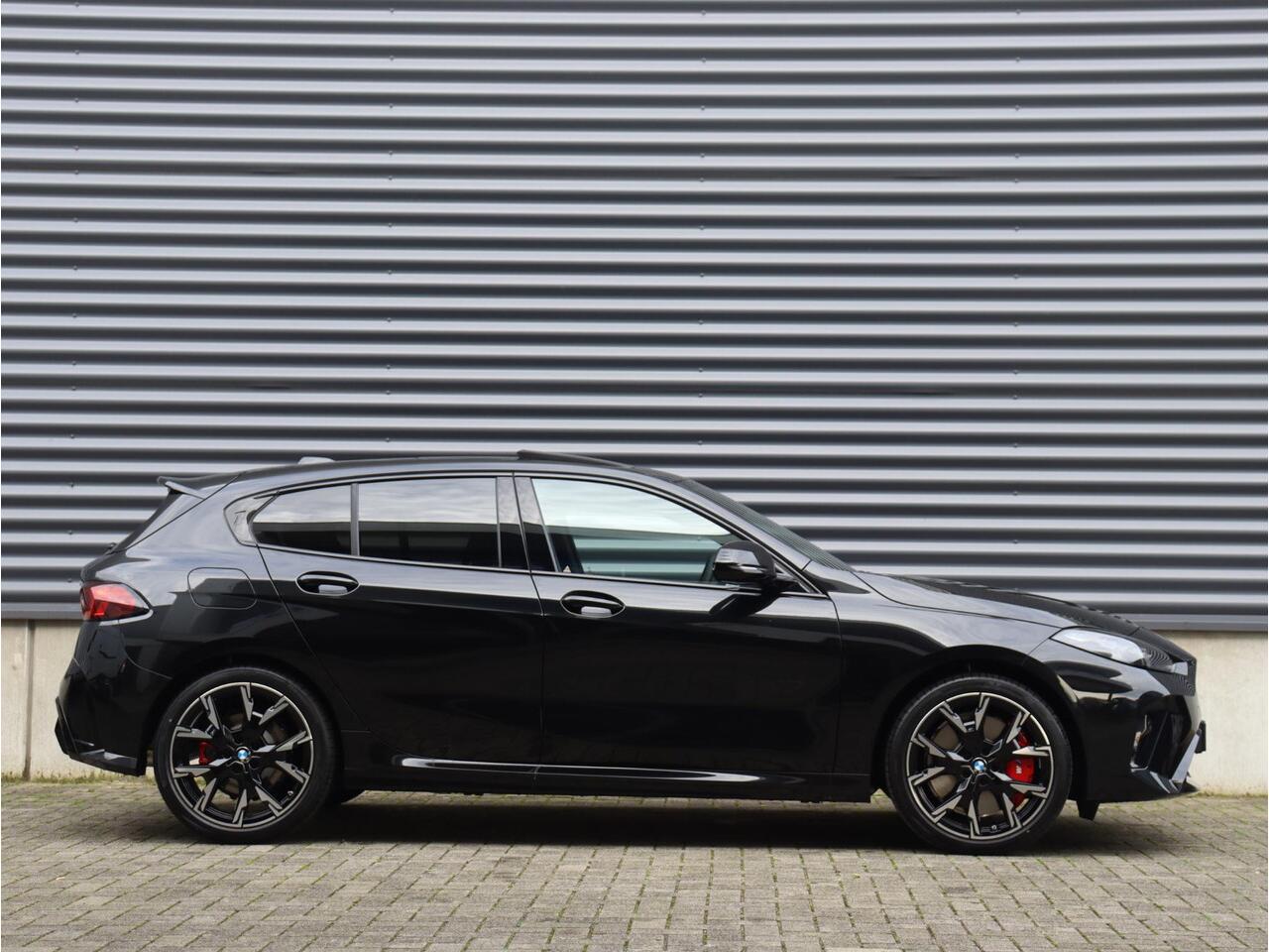 BMW 1-SERIE 120 | M Sportpakket Pro | Panodak | Harman Kardon | Driving Assistant | Achteruitrijcamera | Comfort Access | 19'' LMV | Ekris Selection