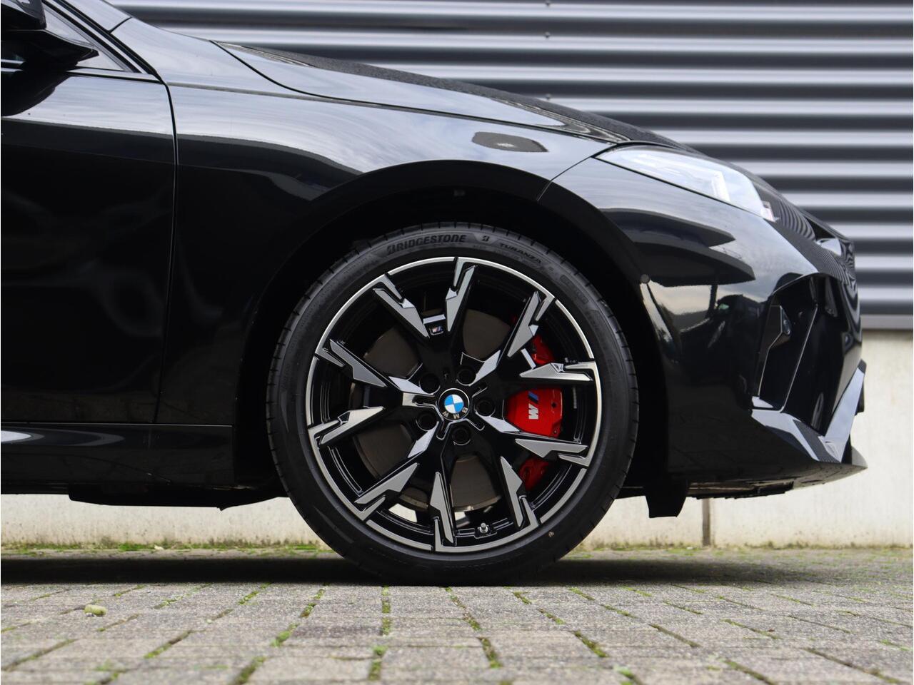 BMW 1-SERIE 120 | M Sportpakket Pro | Panodak | Harman Kardon | Driving Assistant | Achteruitrijcamera | Comfort Access | 19'' LMV | Ekris Selection